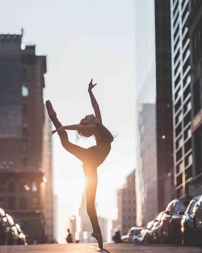 喧嚣中的优雅舞者身姿 舞动城市的唯美画面