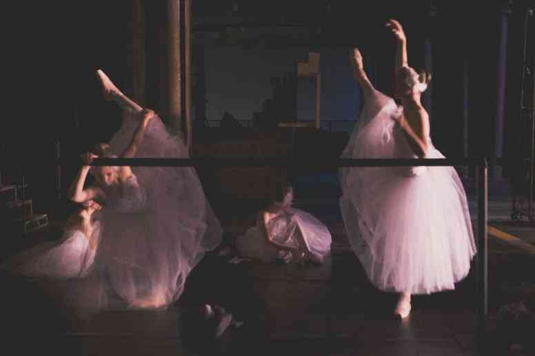 黑暗中的美丽天使 幕后的芭蕾舞者幻影身姿