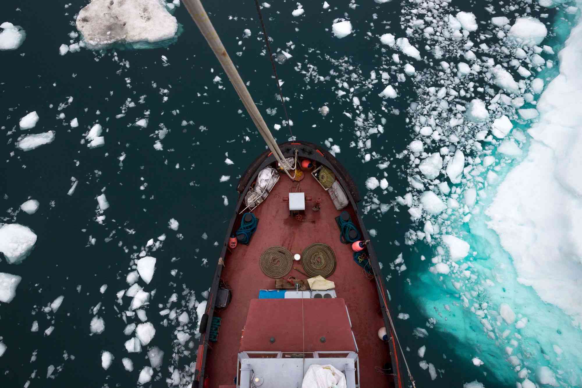 站在冰川融化的海岸线 走入格林兰岛的严冬
