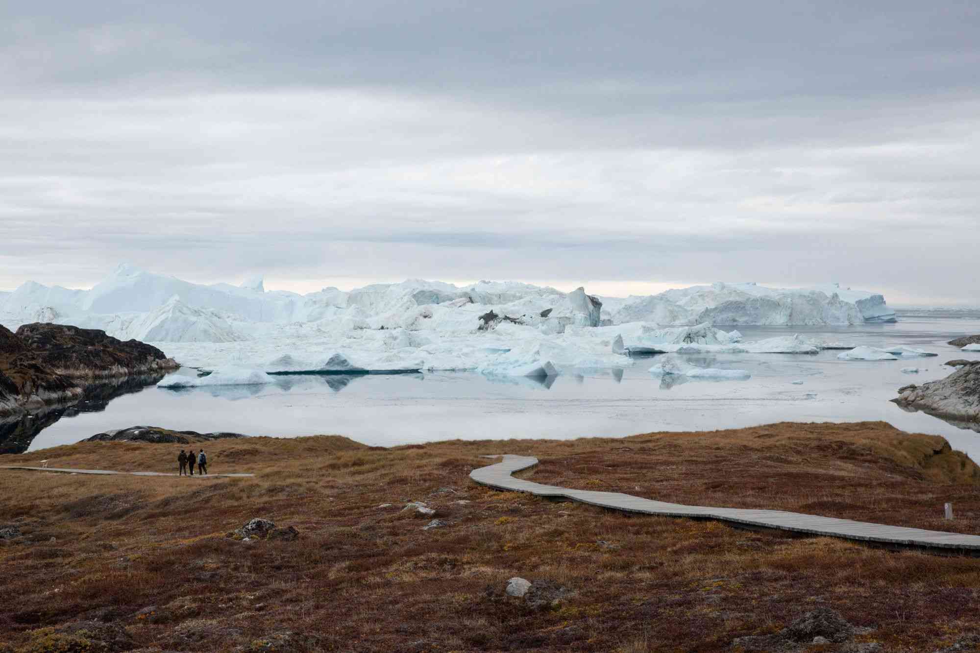站在冰川融化的海岸线 走入格林兰岛的严冬