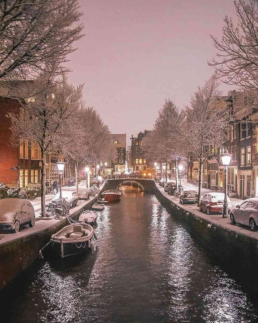风雪肆虐的城市街头 被雪覆盖的阿姆斯特丹