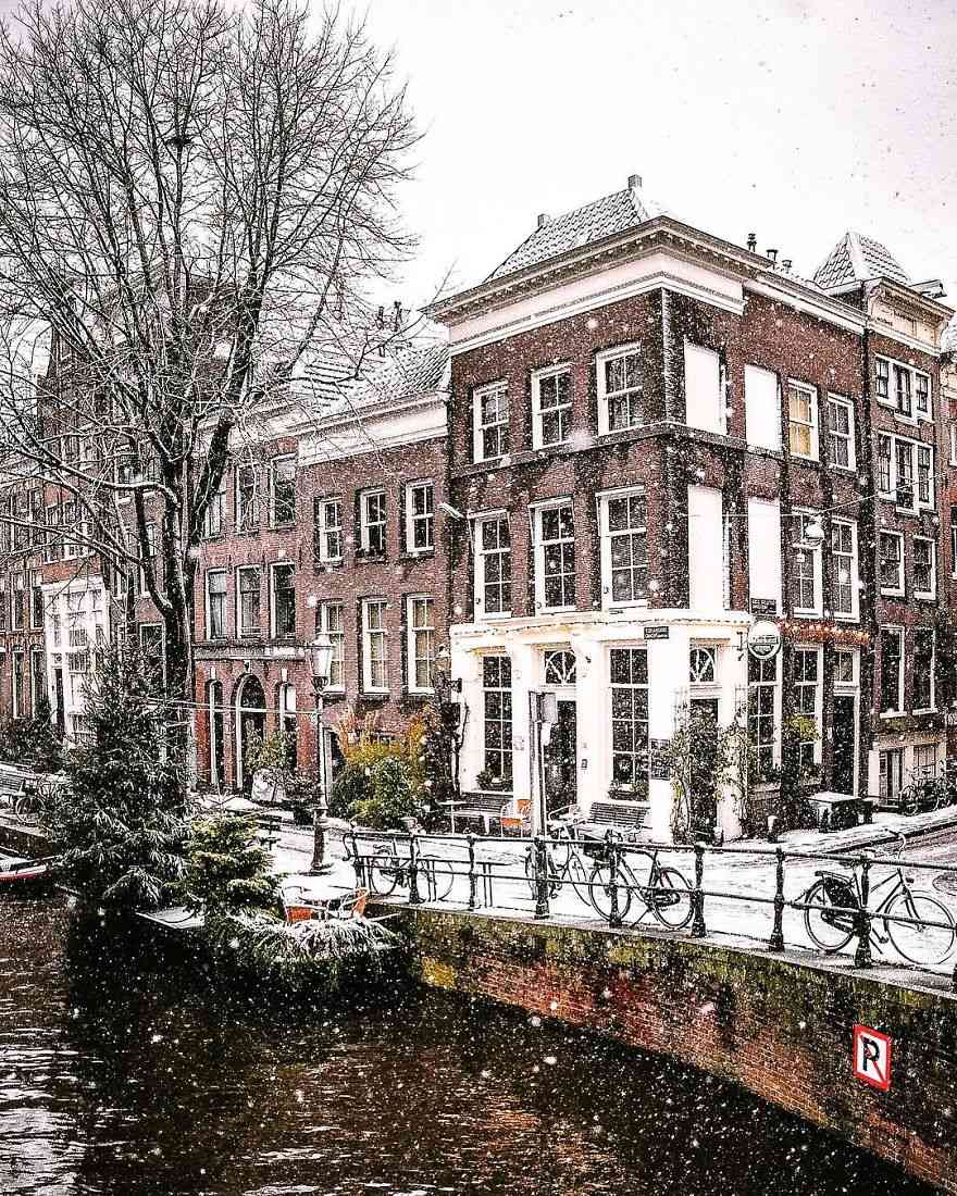 风雪肆虐的城市街头 被雪覆盖的阿姆斯特丹