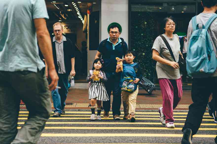 人潮涌动的香港街头 感受高密度人口的城市空间