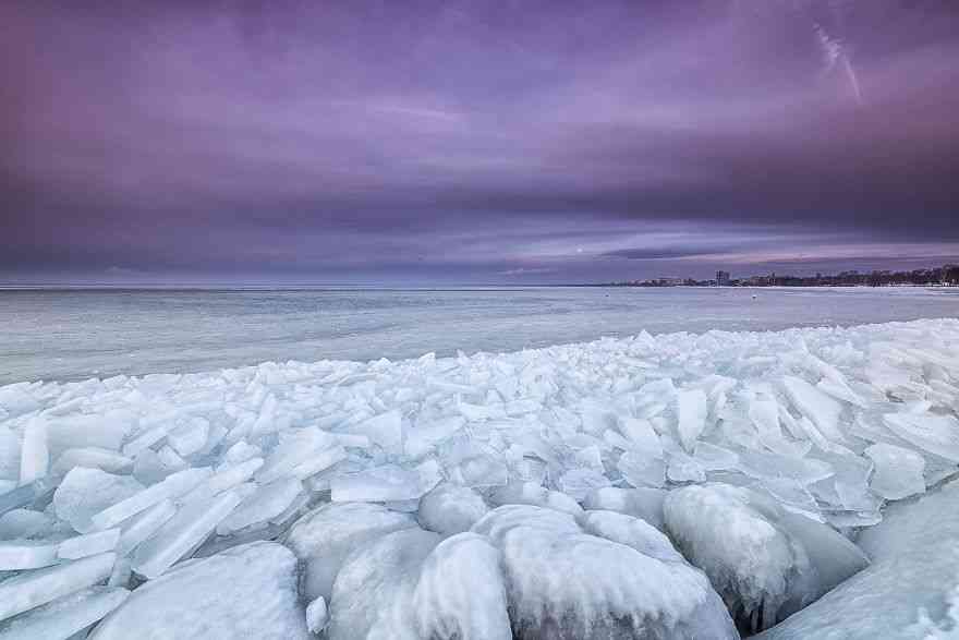 寒冷冰封的湖面世界 冰河世纪般的匈牙利的冻湖