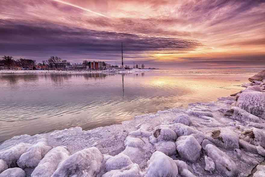 寒冷冰封的湖面世界 冰河世纪般的匈牙利的冻湖