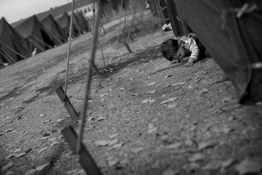 水深火热的边境难民 黑白影像记录难民生活