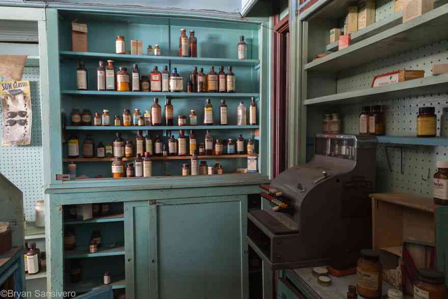 走进1950年的废弃药房 探索被历史凝固的时间