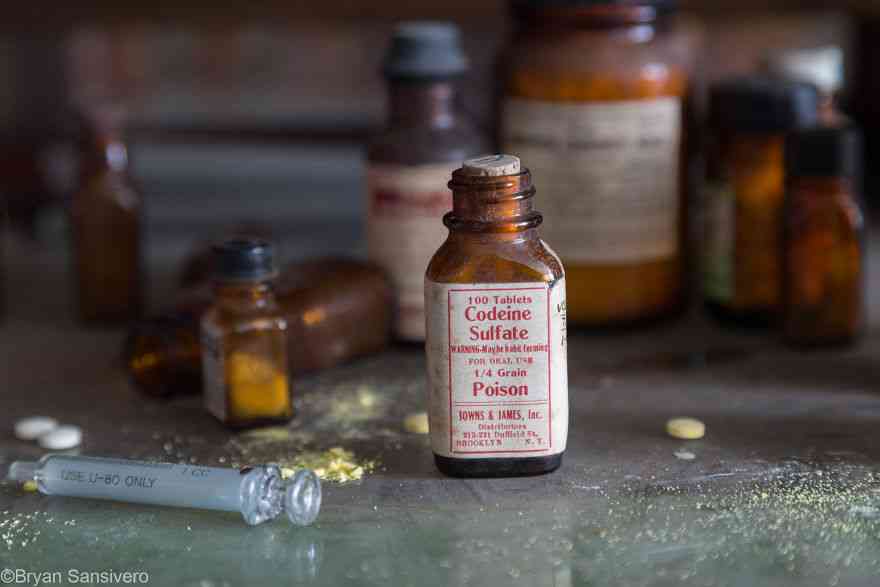 走进1950年的废弃药房 探索被历史凝固的时间