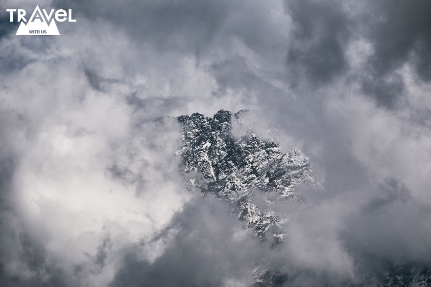 云雾中窥见远方的高峰 格鲁吉亚卡兹别吉雪山