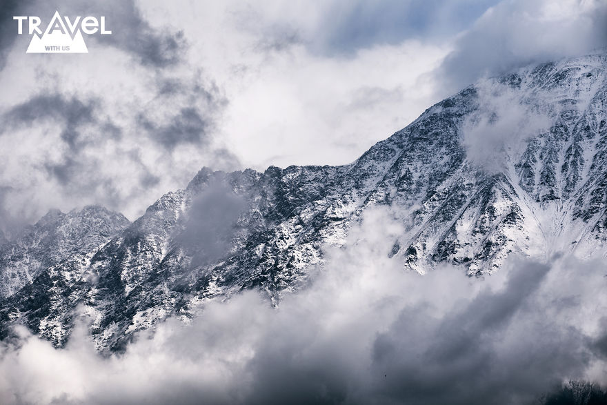 云雾中窥见远方的高峰 格鲁吉亚卡兹别吉雪山