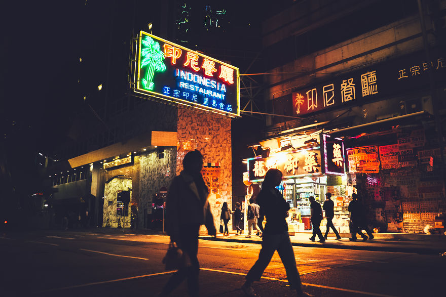 形形色色的繁华街头 对比浓厚的香港街头