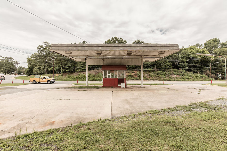 黯然失色的废弃加油站 美国南部旅途中的别致景观