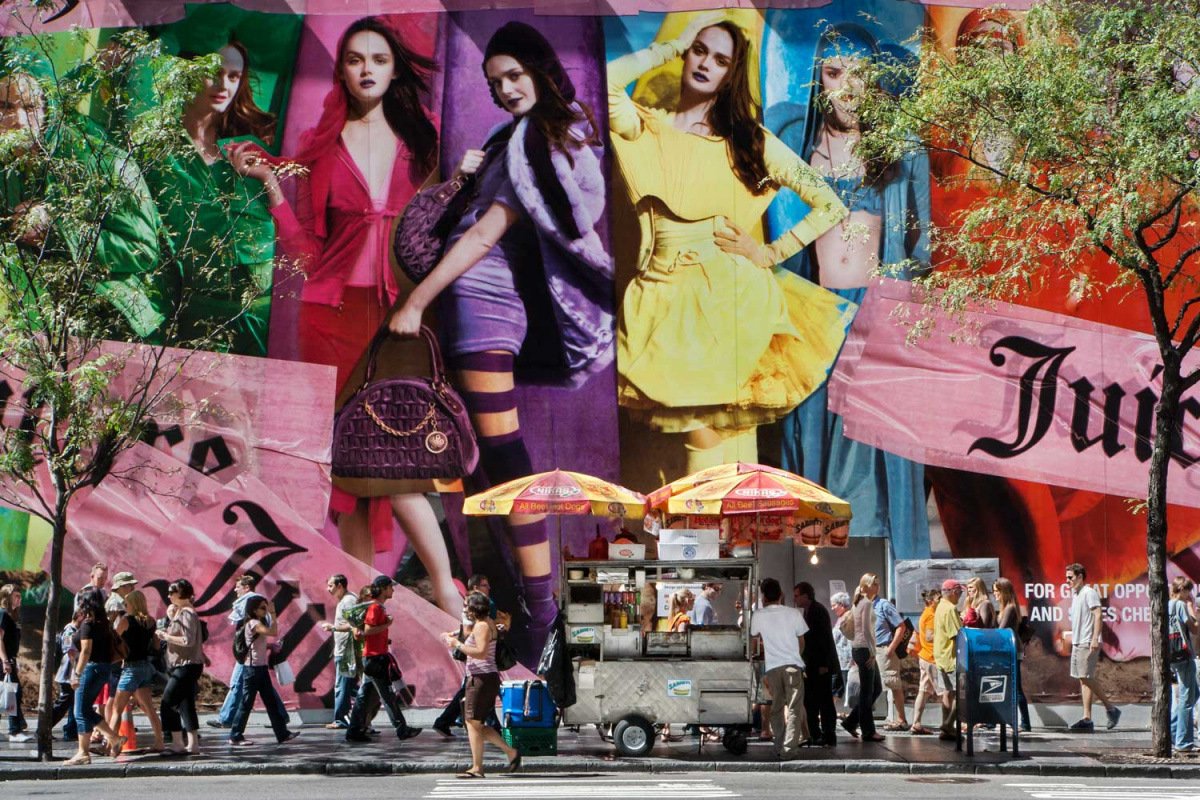 街头巨幅海报下的缤纷色彩 映衬城市的花样年华