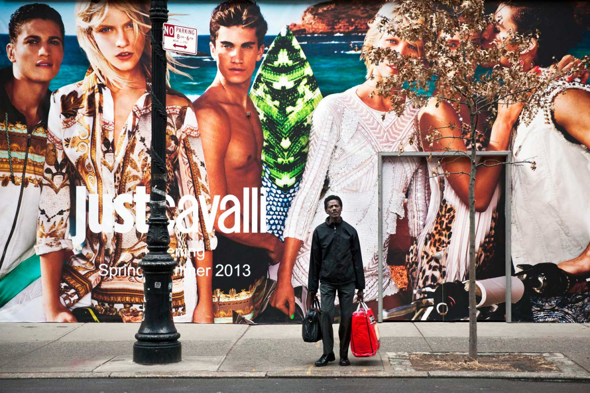 街头巨幅海报下的缤纷色彩 映衬城市的花样年华