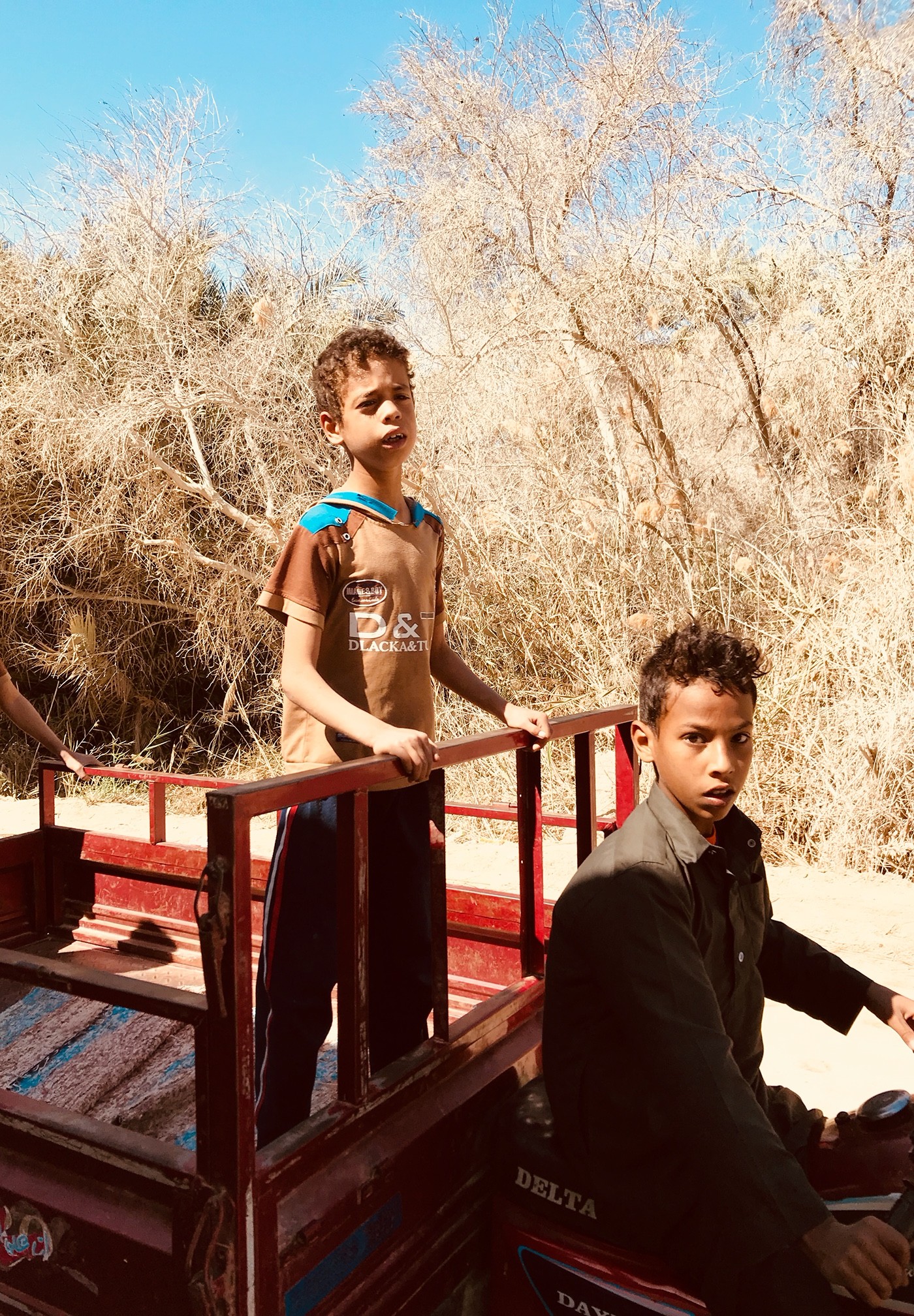 沙漠之上的生命之源 手机摄影记录沙漠上的民族