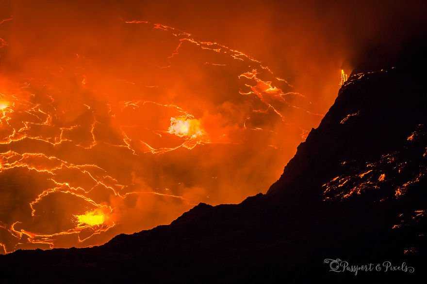 探秘刚果活火山口 近距离体验炙热的岩浆